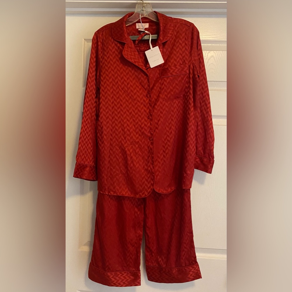 RED PAJAMA SET, WITH POCKETS. SIZES RUNS LARGE.